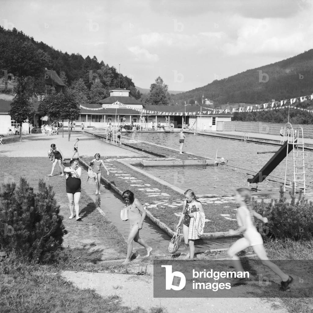 Children at a public pool, Germany 1930s (b/w photo)