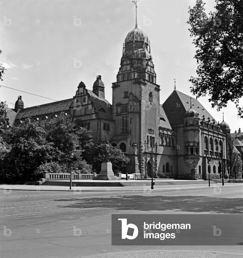 The Kaiser Friedrich museum at Magdeburg, Germany 1930s (b/w photo)