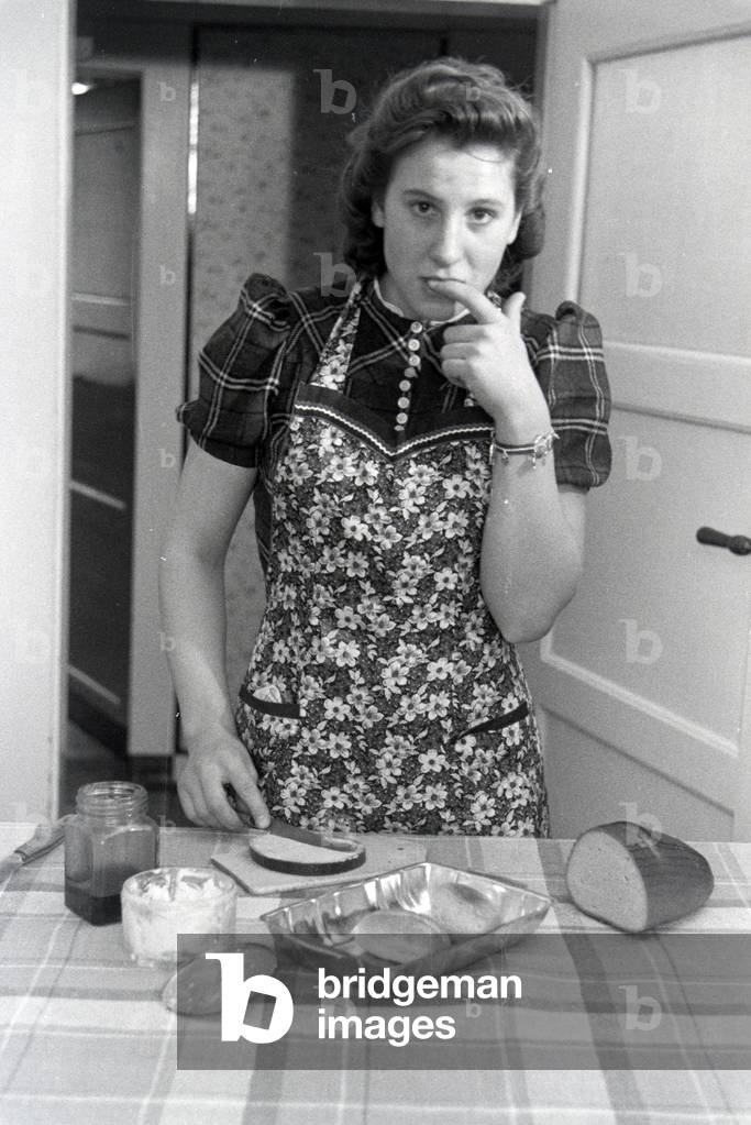 World champion Anni Kapell doing domestic work, Germany 1941 (b/w photo)