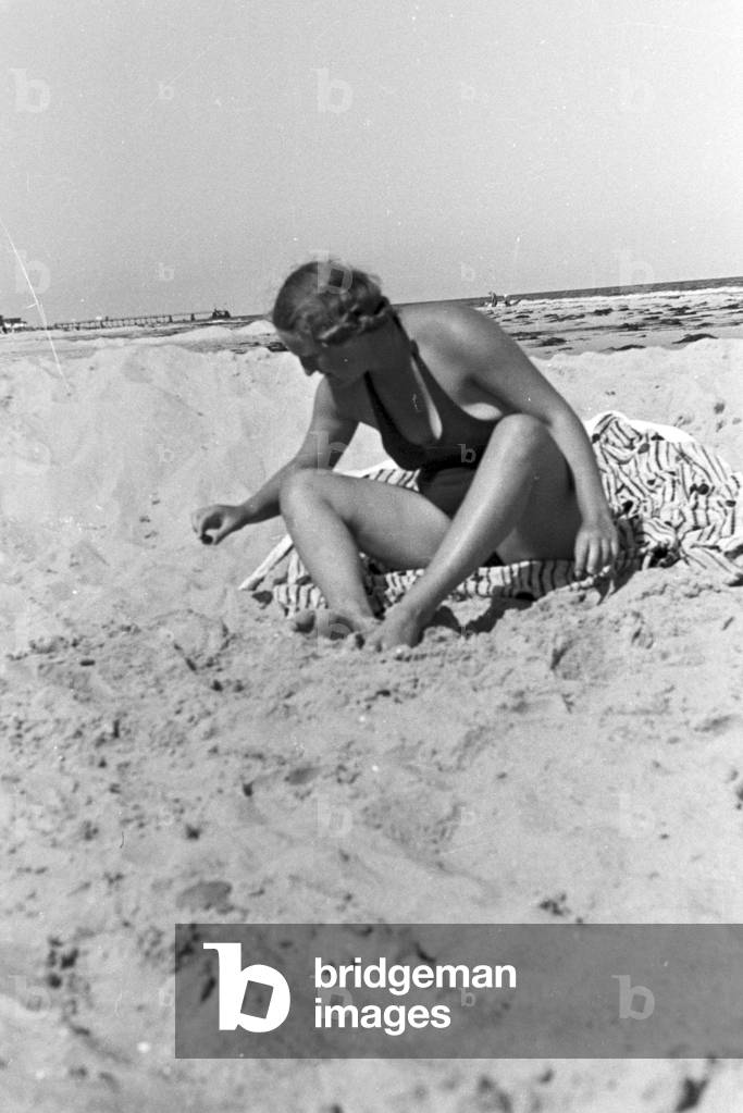 A family on vacation at the Baltic Sea, Deutsches Reich 1930s (b/w photo)