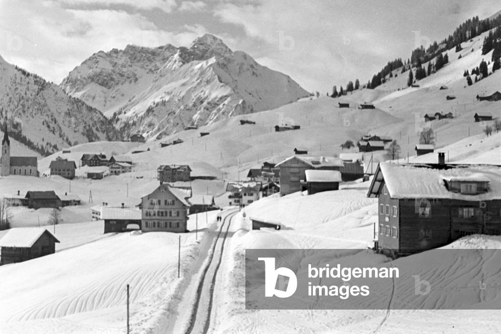 A snowy winter landscape, Germany 1930s (b/w photo)