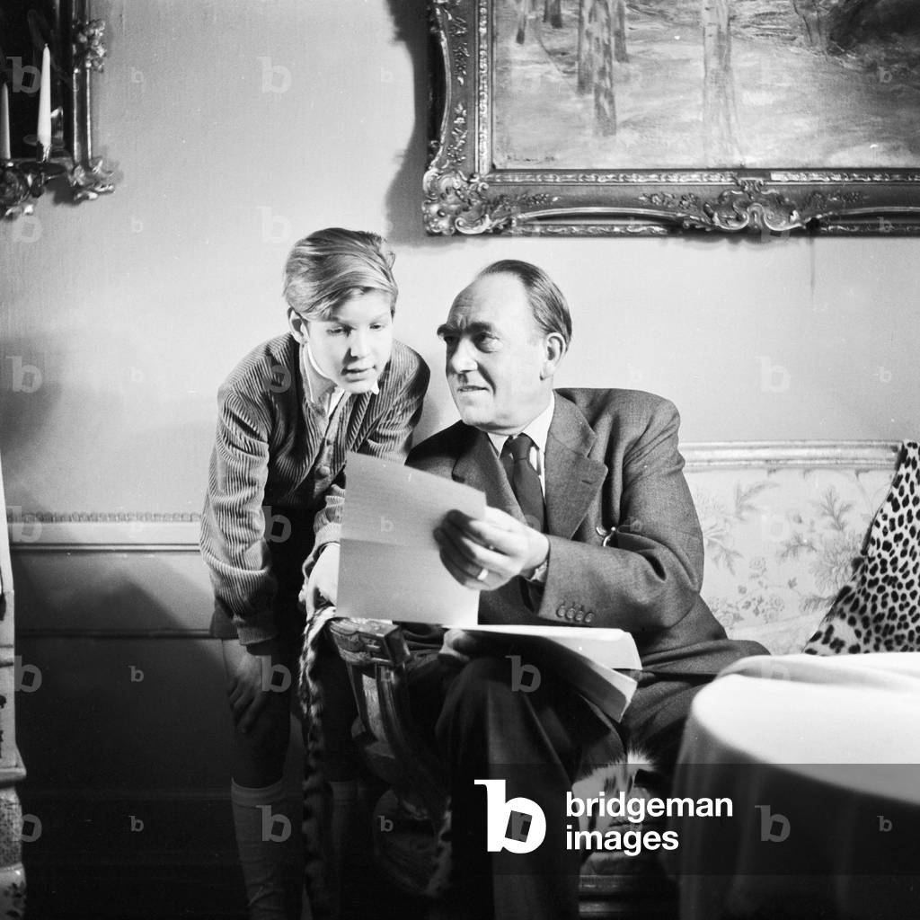 An elder man and a boy reading a letter, Hamburg 1955