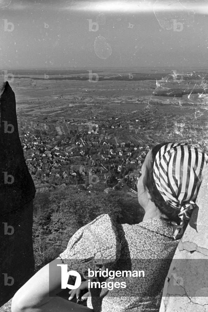 An excursion to the Auerbach castle, Germany 1930s (b/w photo)