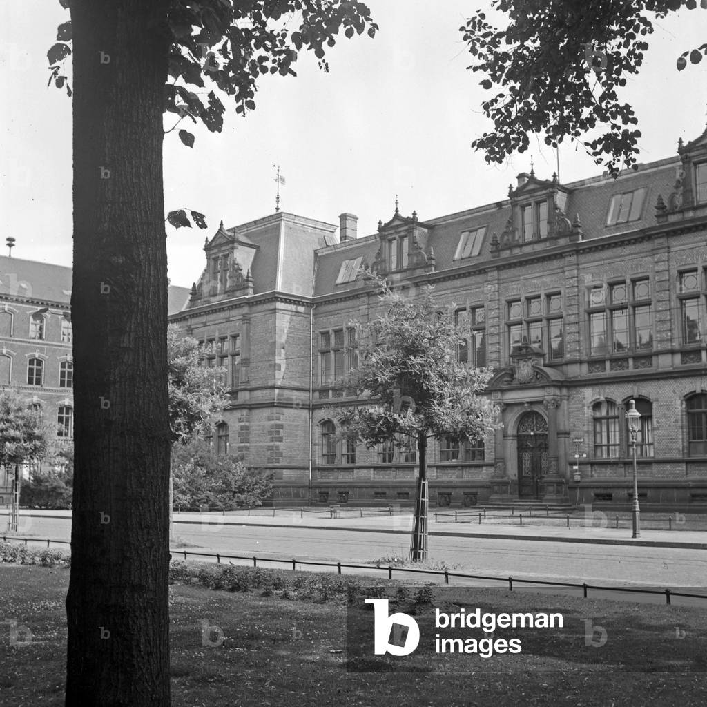 School for weavers at Krefeld, Germany 1930s (b/w photo)