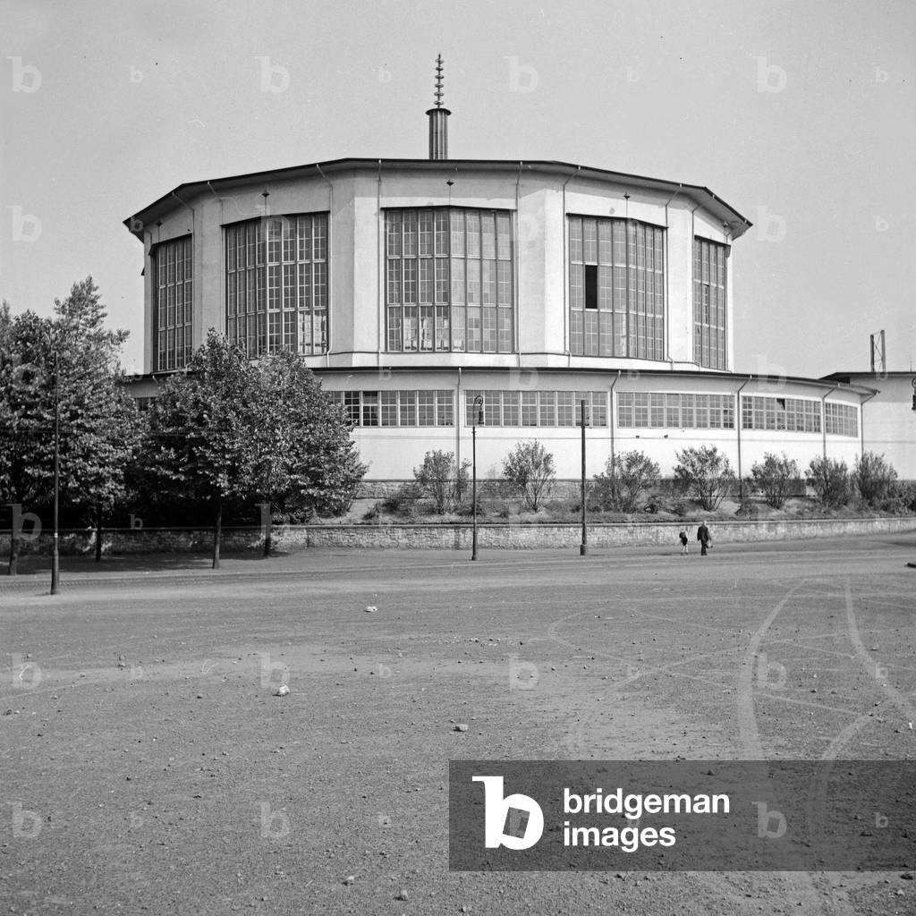 Gelsenkirchen exhibition hall at Wildenbruchplatz square, Germany 1930s (b/w photo)