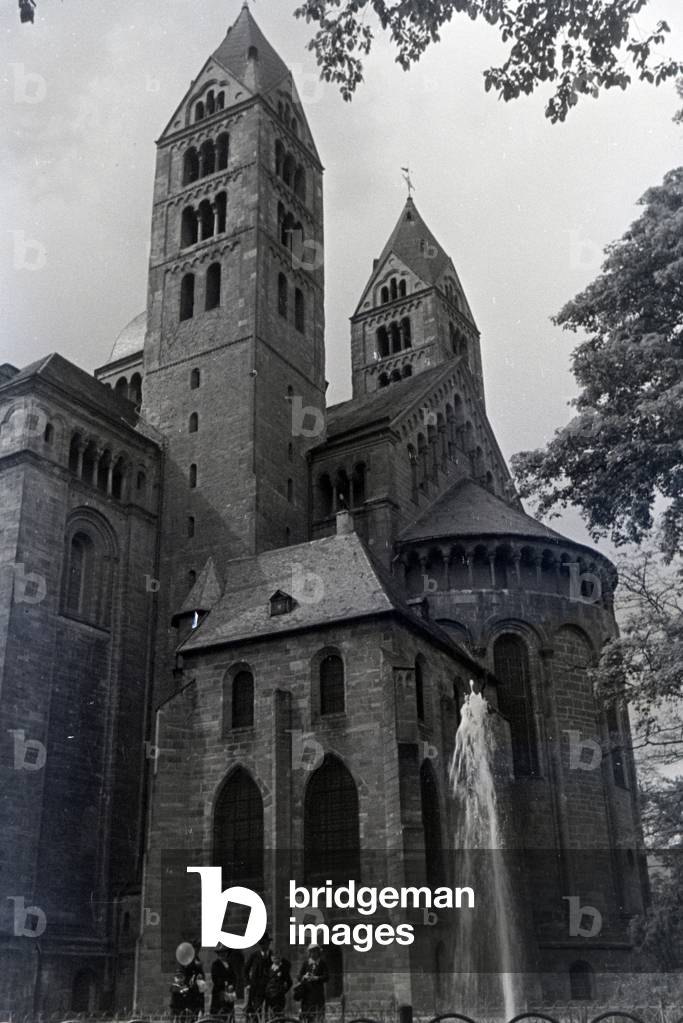 An excursion to the Speyer Cathedral, Germany 1930s (b/w photo)