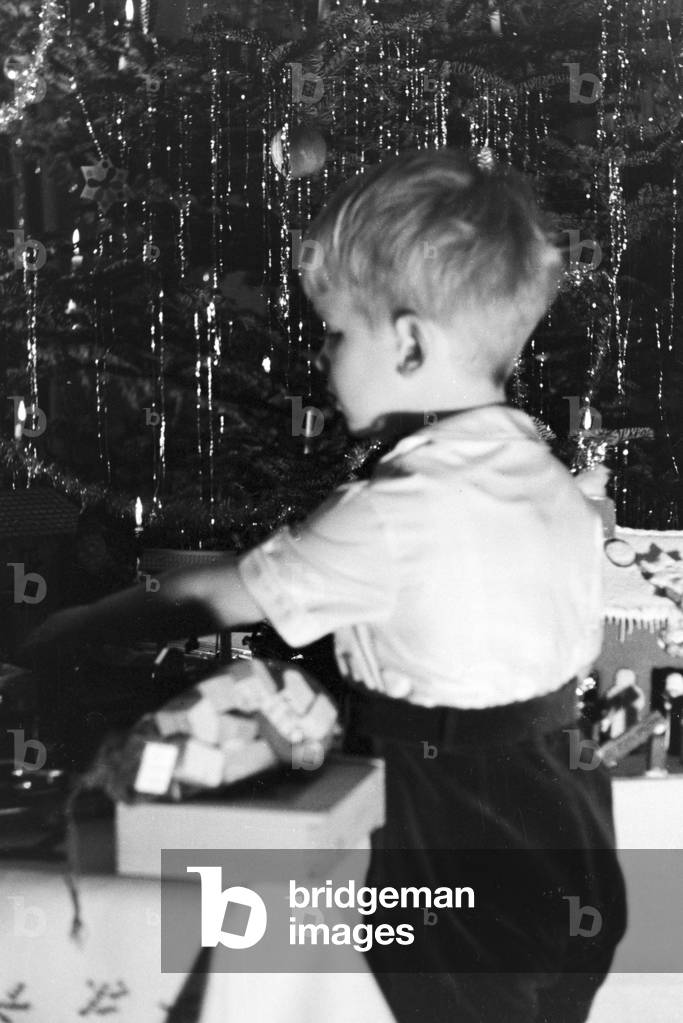 A family celebrating Christmas, Germany 1930s (b/w photo)