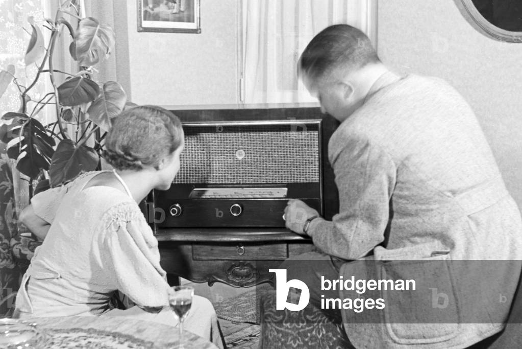 A family listening to the radio, Germany 1930s (b/w photo)