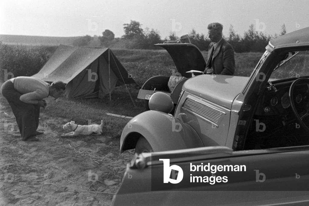 Travelling in a Ford V8, Germany 1930s (b/w photo)