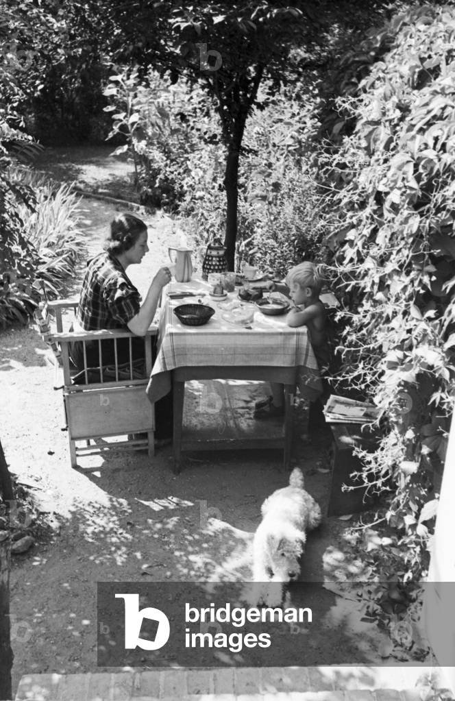 A family in their garden, Germany 1930s (b/w photo)