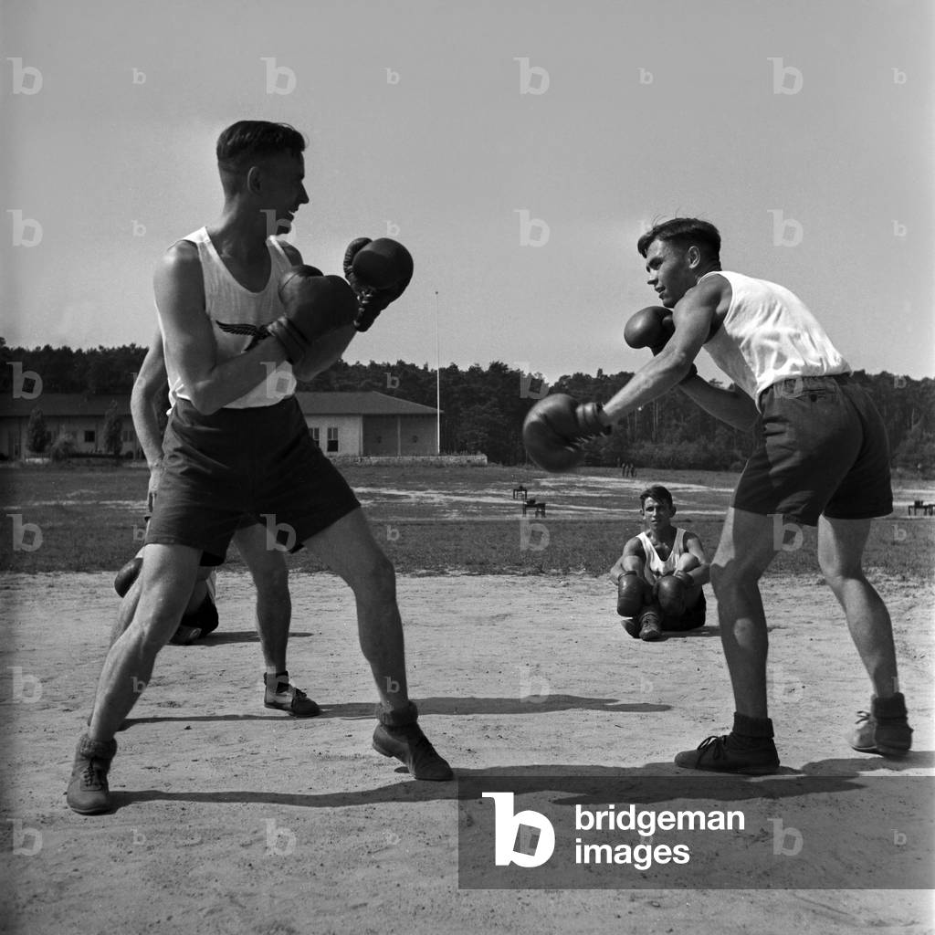 All soldiers like boxing as sports, Germany 1940s (b/w photo)