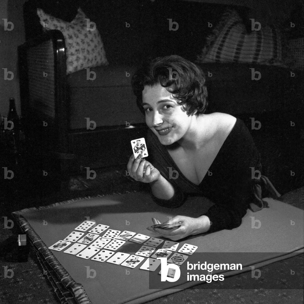 German schlager singer Renee Franke with a deck of cards, Hamburg 1956