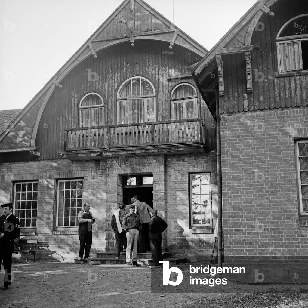 Gentlemen ask to checkout