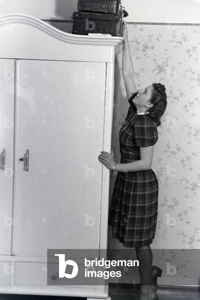 World champion Anni Kapell at her family, Germany 1941 (b/w photo)