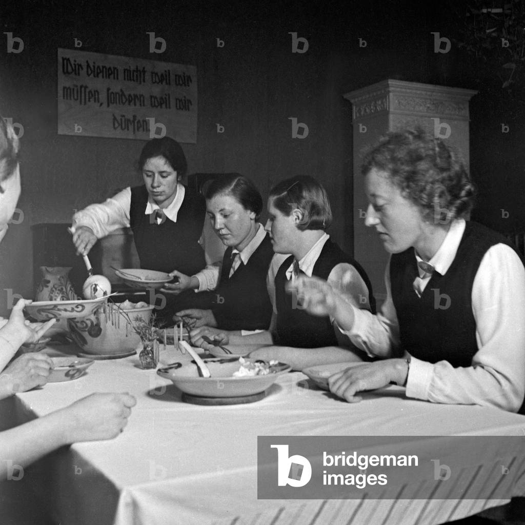 Women come together and having lunch at the female workforce group of Molkenberg, Germany 1930s (b/w photo)