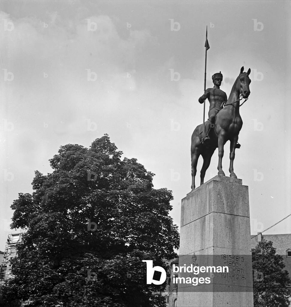 War memorial for the fallen soldiers of Bonn on Martin square with all wars since Napoleonic wars of liberation in 1813, Germany 1930s (b/w photo)