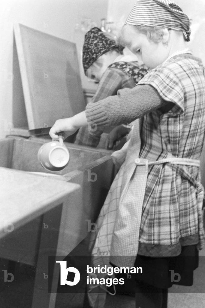Toddlers playing in the kindergarten of the Fröbelhaus in Oberweißbach, Germany 1930s (b/w photo)
