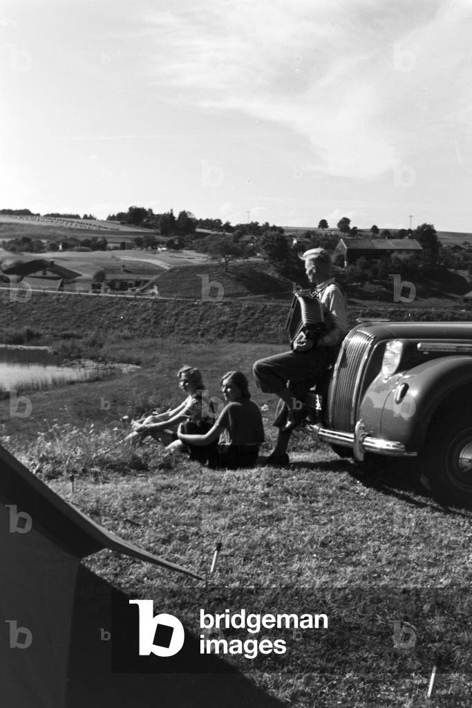 A trip with the Opel Admiral, Germany 1930s (b/w photo)