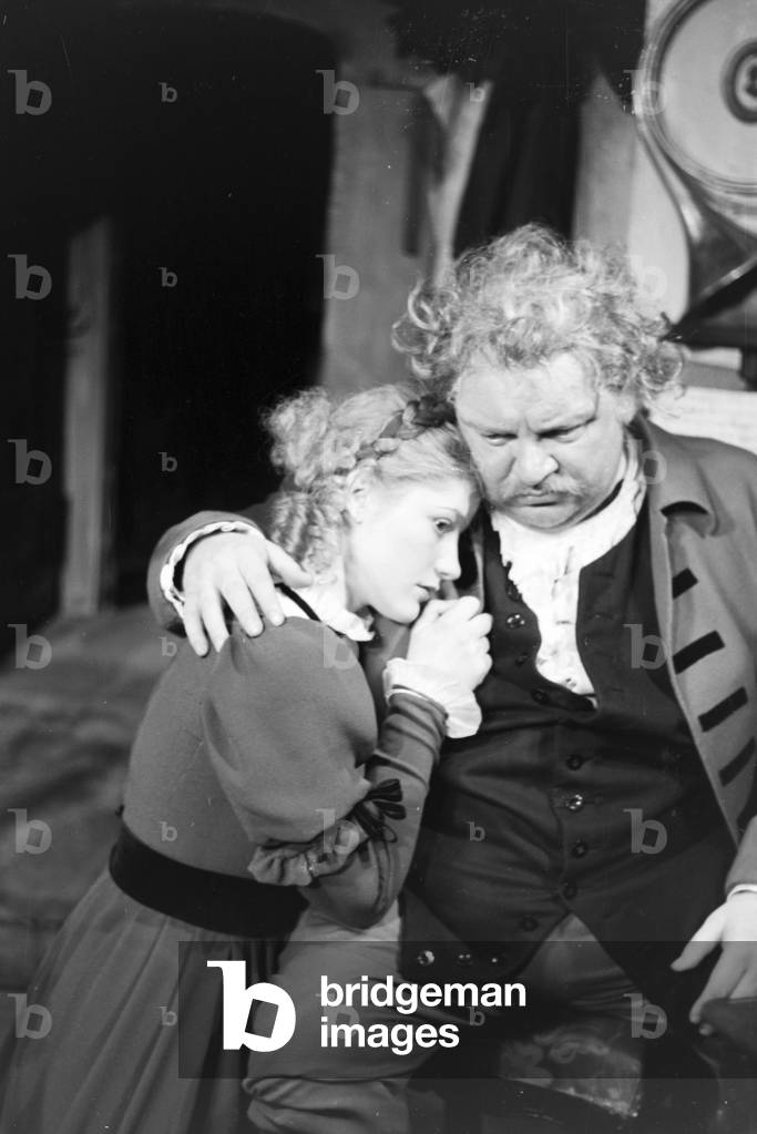 The German actors Heinrich George as town-musician Miller and Gisela Uhlen as his daughter Luise in Schiller´s 