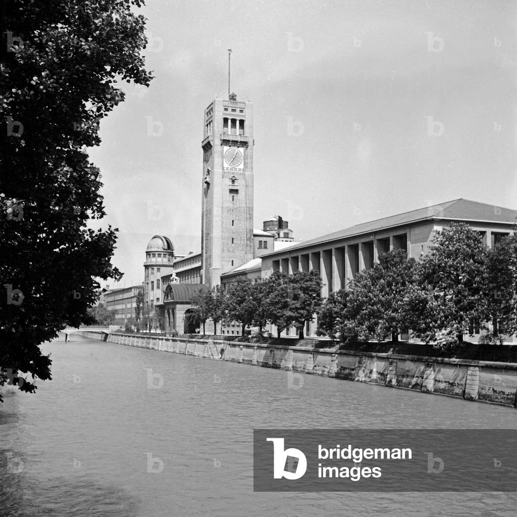 The German Museum at Munich, Germany 1930s (b/w photo)