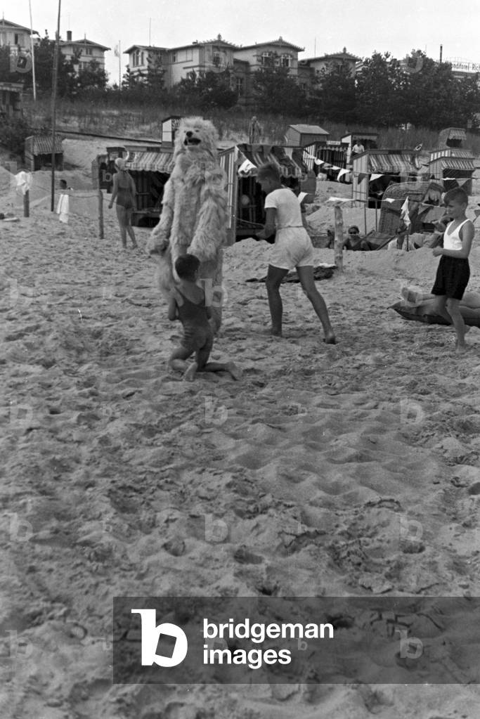 Holidaymakers at the beach of the BAltic Sea, Germany 1930s (b/w photo)