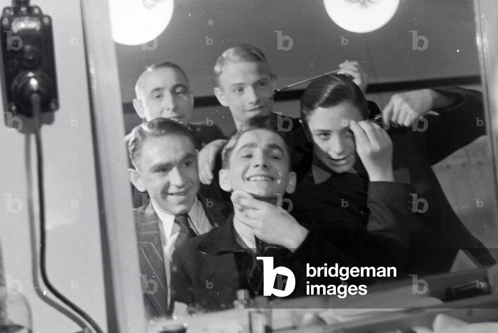 Actors putting on make-up for the audition for the film Familienanschluss by Carl Boese, Germany ca.1940 (b/w photo)