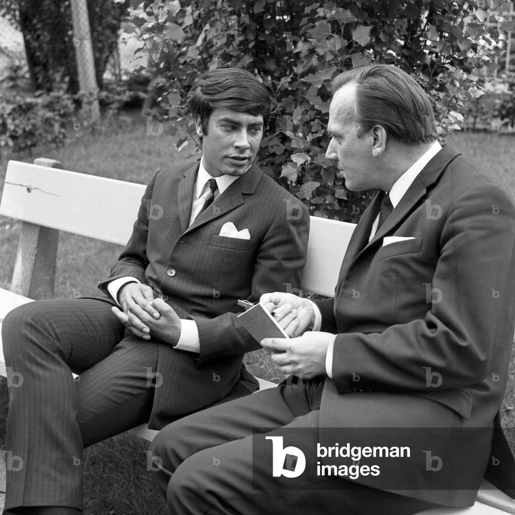 German schlager singer Roy Black (left) in an interview at a park, Germany 1960s
