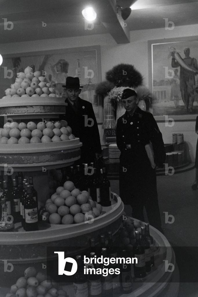 Visitors of the Leipziger Frühjahrsmesse in front of stand with Mediterranean delicacy, Germany 1941 (b/w photo)