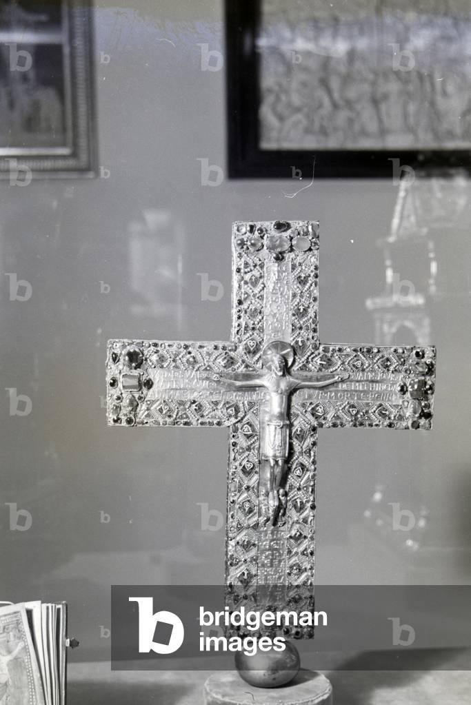 The cross of Queen Gisela of Hungary in the Treasury of the Munich Residenz, Germany 1930s (b/w photo)