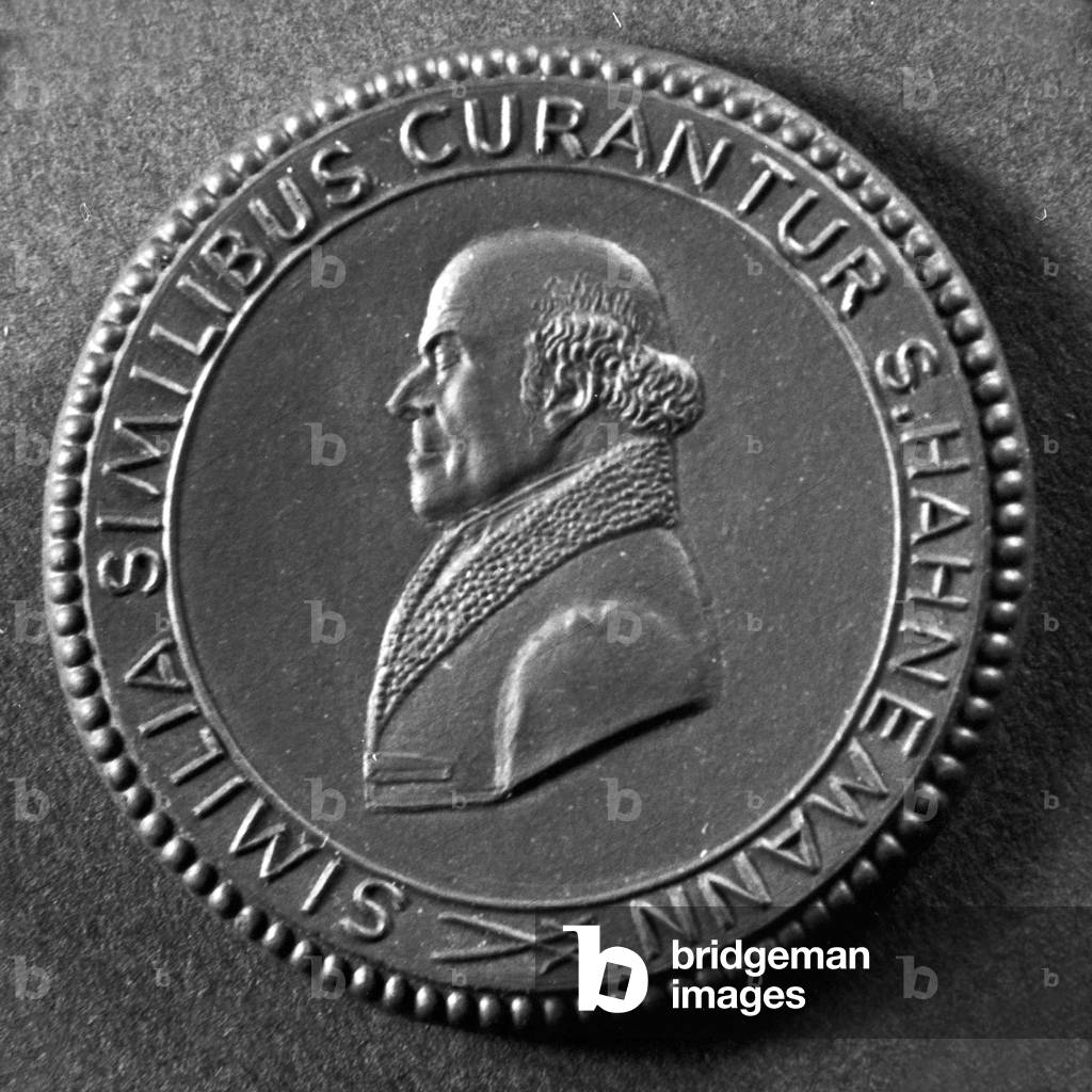 Reproduction from the Edwin Redslob collection: medal with the portrait of Samuel Hahnemann, Germany 1930s (b/w photo)
