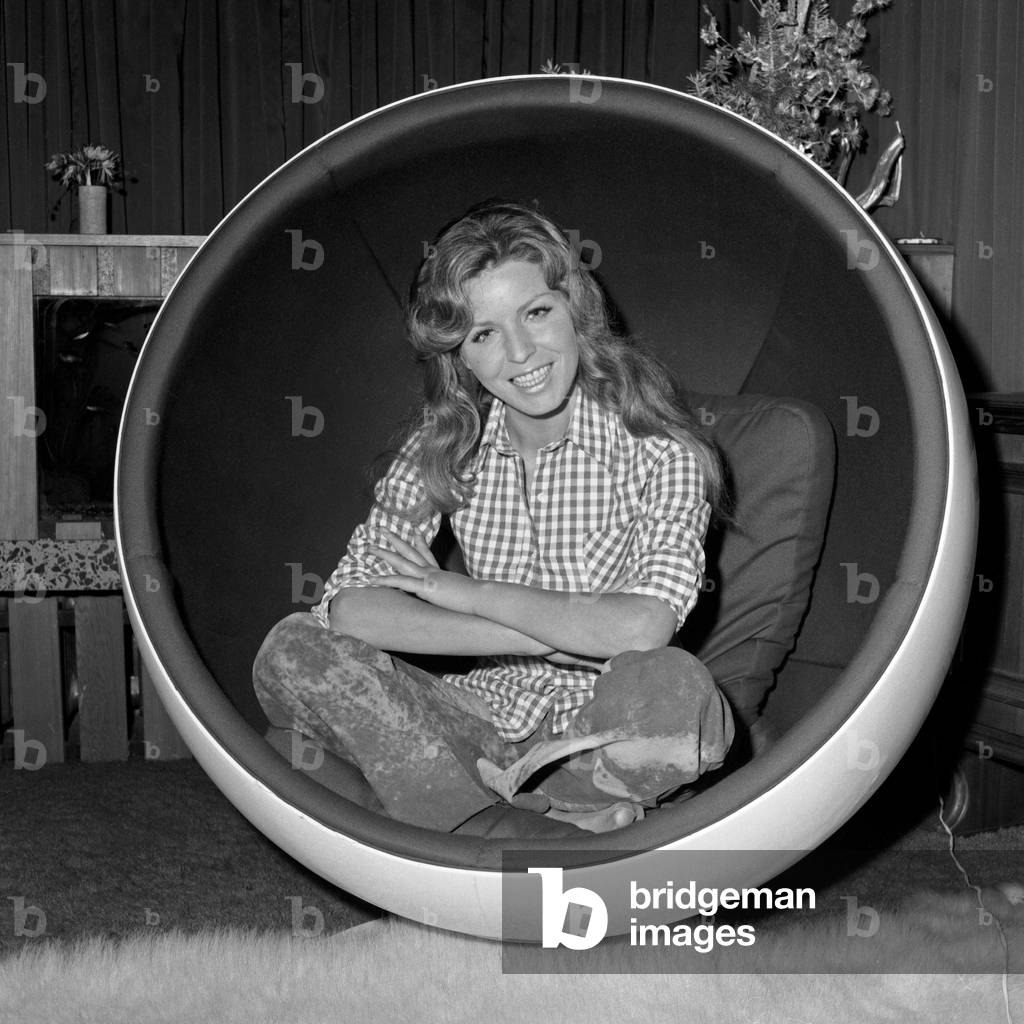 German schlager singer Manuela in a bowl chair at her living room, Berlin 1972