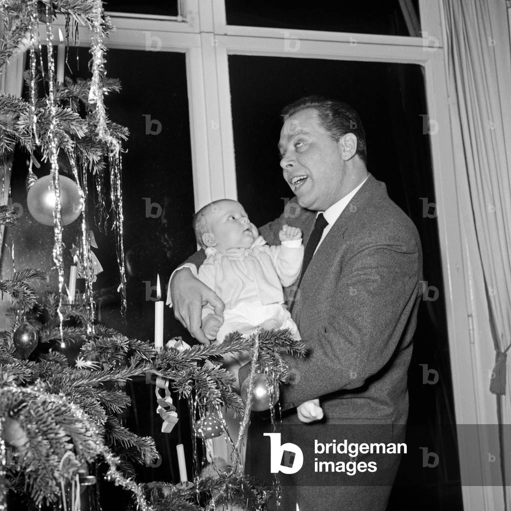Christmas with Helmut Zacharias and his baby son Stephan, Deutschland 1950s