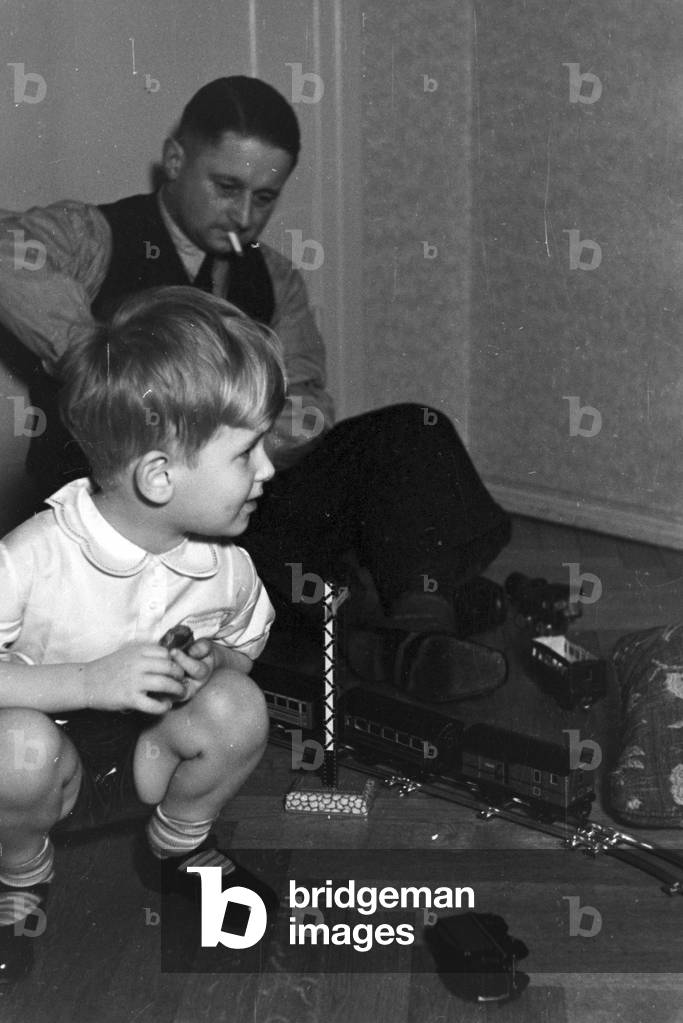 A family celebrating Christmas, Germany 1930s (b/w photo)