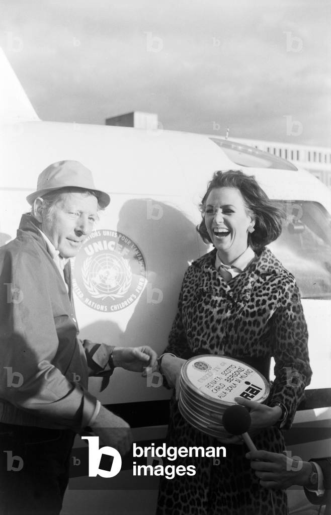 The US american actor, singer and comedian Danny Kaye on arrival at the airport, Germany 1968