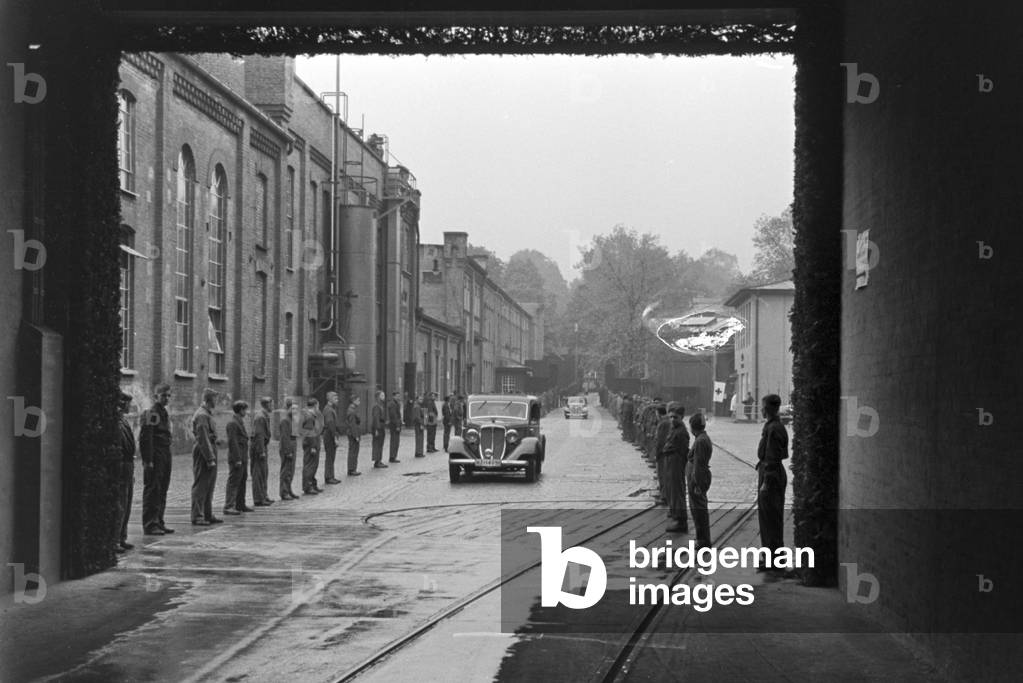 Staff members in a cordon on the Diesel anniversary at the MAN factory at Augsburg, Germany 1930s (b/w photo)