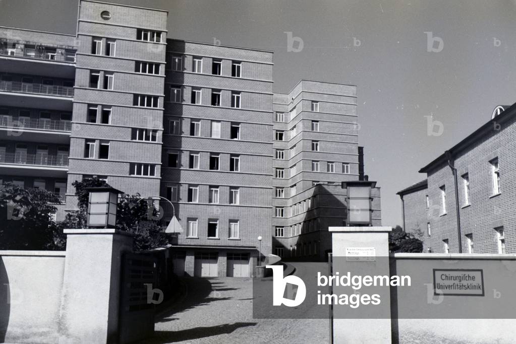 The Surgical University Hospital in Tübingen built in 1935 with a pioneering steel frame construction, Germany 1930s (b/w photo)