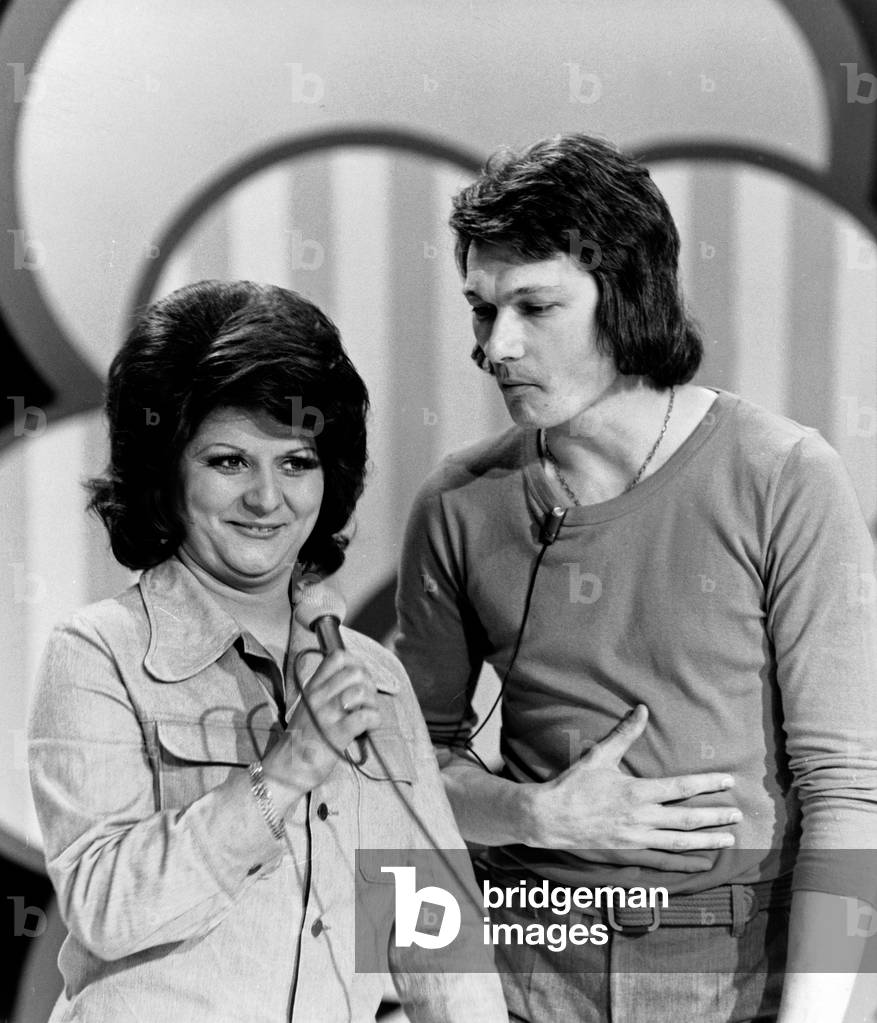 German actor, presenter, cabaret artist and author Henning Venske with singer Joy Fleming at a TV show, Hamburg 1972