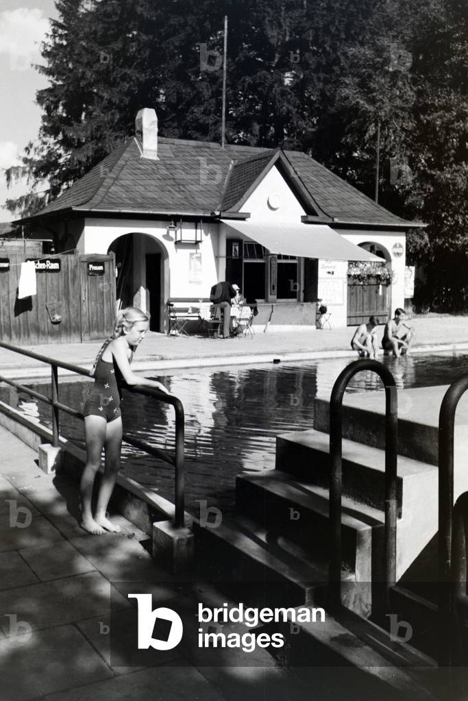 Visitors are enjoying the sunshine at the pool of the swimming bath in Bad Blankenburg, Germany 1930s (b/w photo)