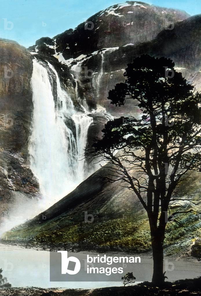 A cascade on the way of the Bergen railway track