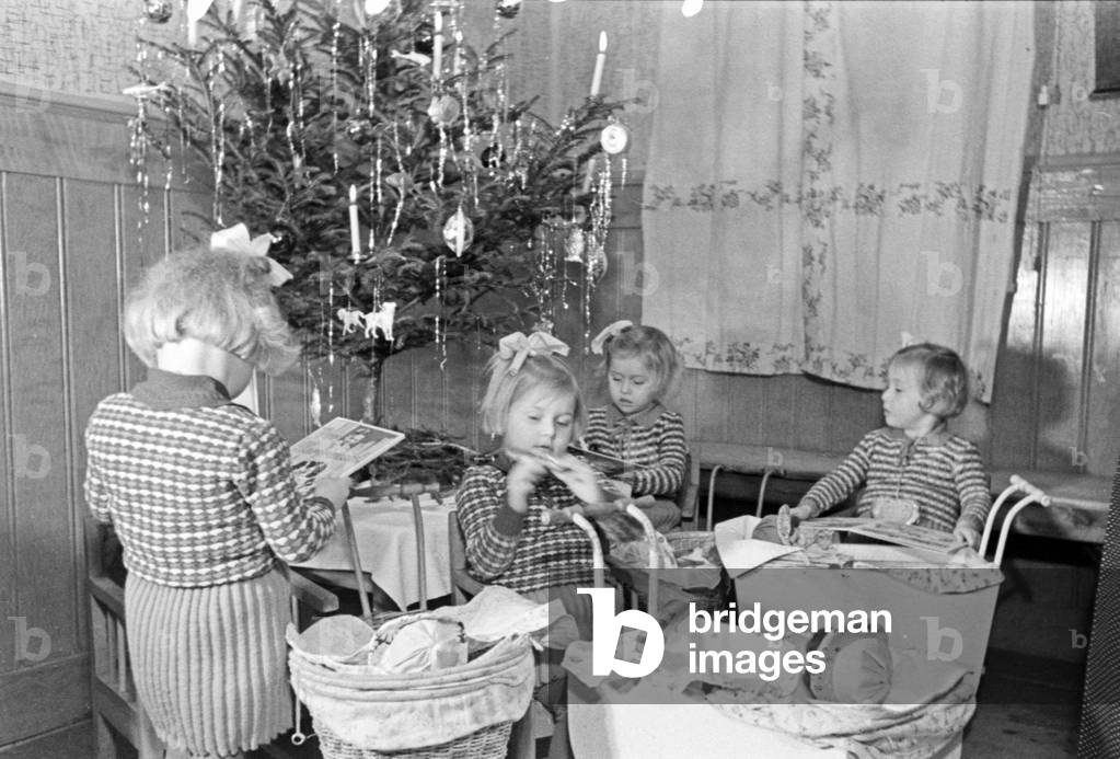 Christmas at a family with quadruplet girls, Germany 1930s (b/w photo)