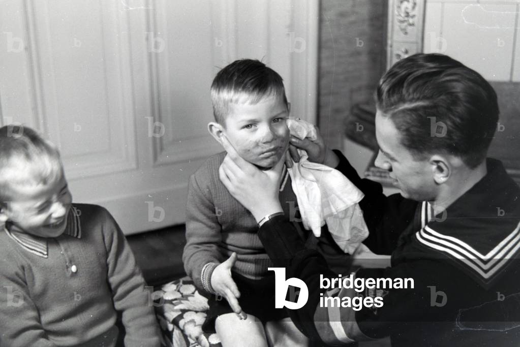 Members of an extended family helping one another, Germany 1930s