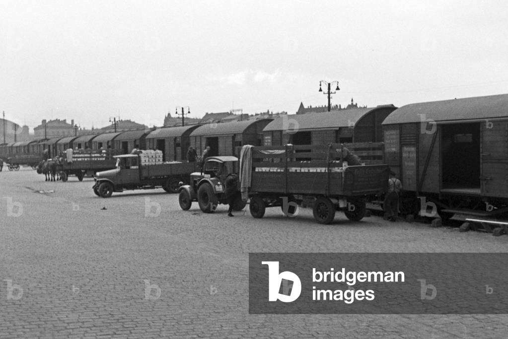 Strawberries are taken from vegetable vendors at the station in Berlin, Germany 1930s (b/w photo)