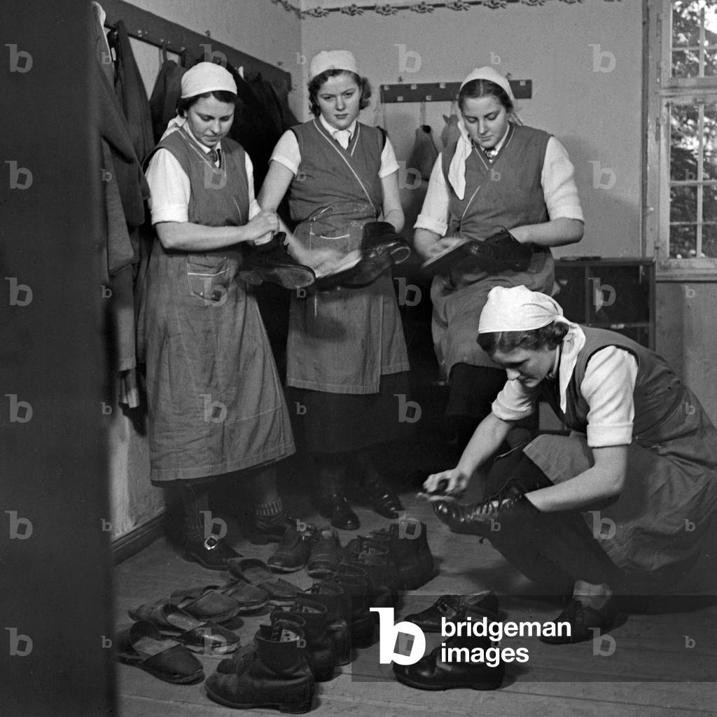 Women doing shoeshine at the female workforce group of Molkenberg, Germany 1930s (b/w photo)