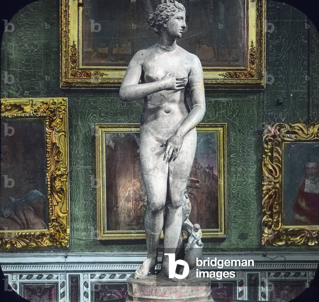 Italy, Florence, Uffizi Gallery, Venus of Medici, image date: circa 1910. Carl Simon Archive