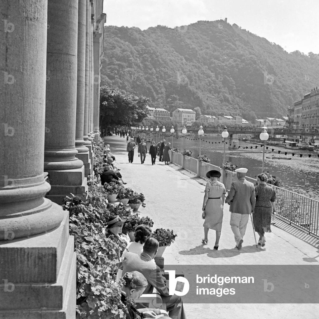 Spa guests strolling ot the shore of river Lahn at Bad Ems, Germany 1930s (b/w photo)