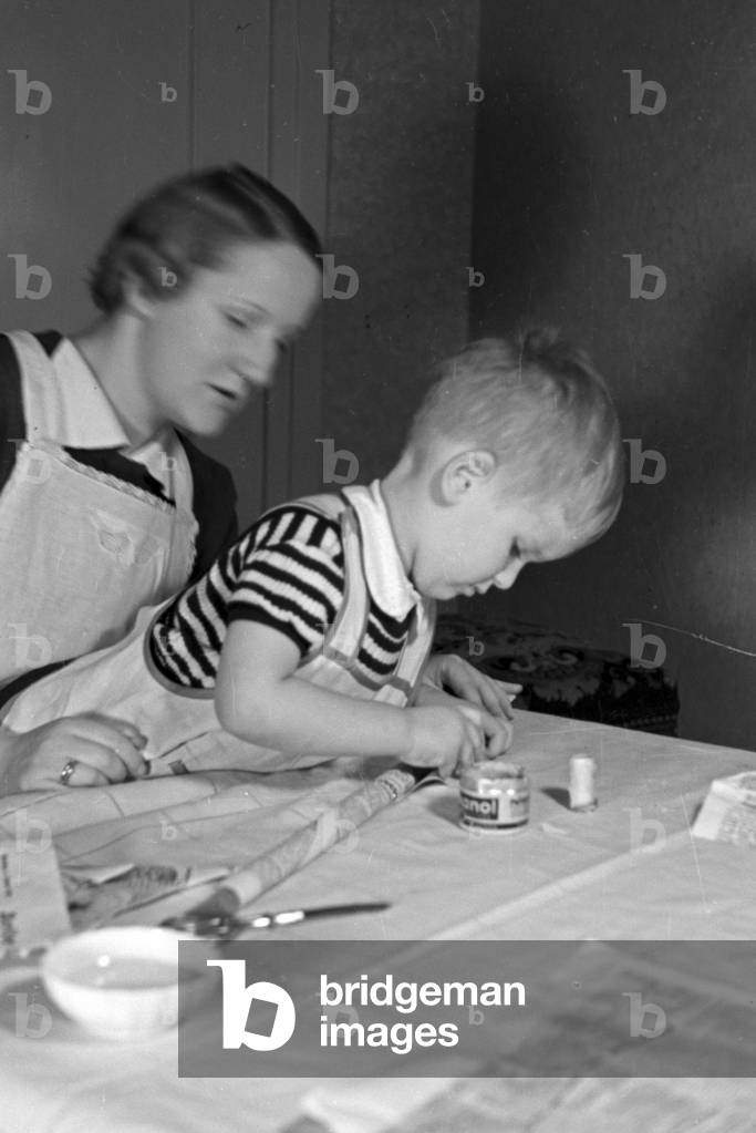 Mother and child doing handicrafts, Germany 1930s (b/w photo)