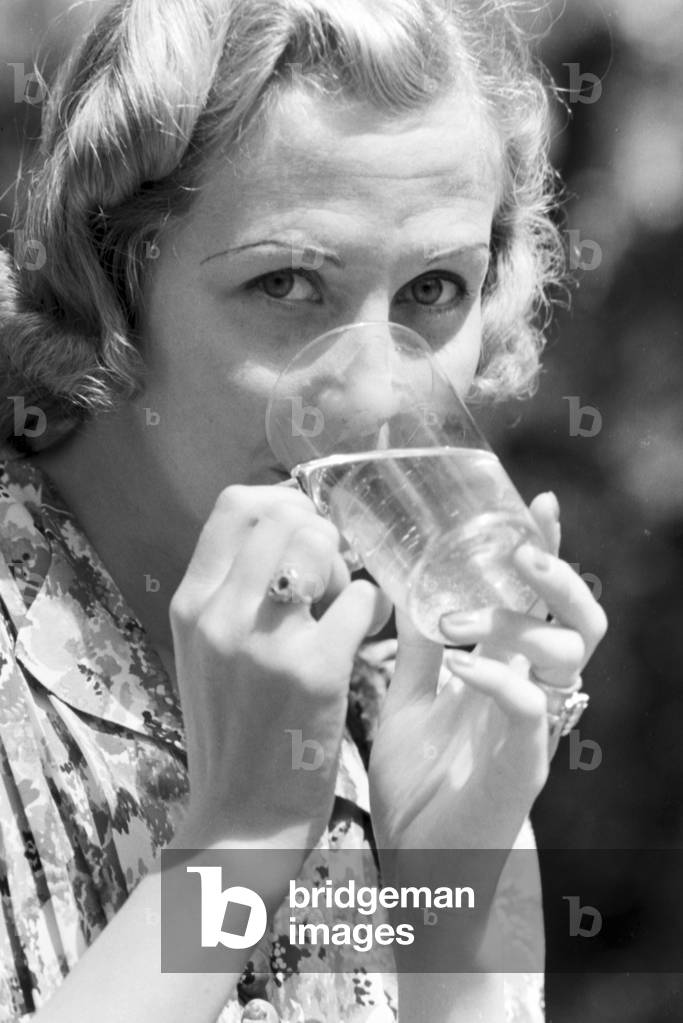 The procedure of a drinking cure, Grmany 1930s (b/w photo)