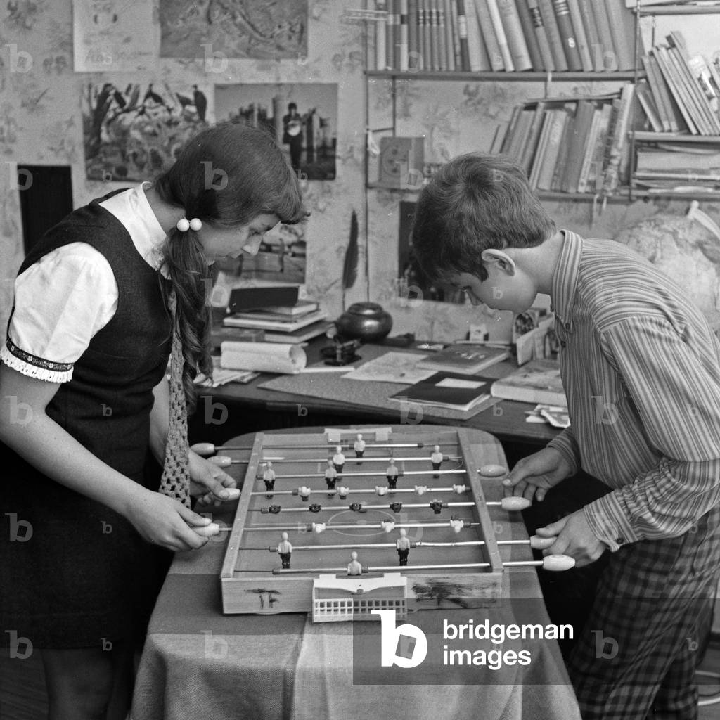 A young reader of the German 