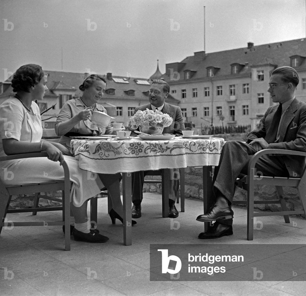 Professor Peter Debye, head of the Kaiser Wilhelm Institute for physics in Berlin Dahlem, drinking coffee with his family, 1930s (b/w photo)