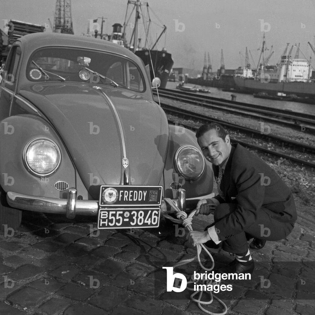 Singer and actor Freddy Quinn with his Volkswagen beetle Hamburg port, Germany 1950s